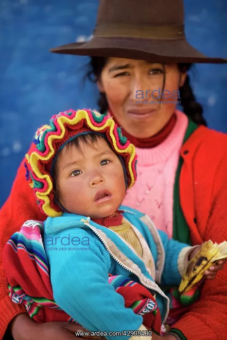 : Peruvian mother & child - near Cusco city - Peru : Peruvian mother & child - near Cusco city - Peru