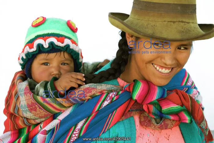 : Peruvian mother & child - near Cusco city - Peru : Peruvian mother & child - near Cusco city - Peru