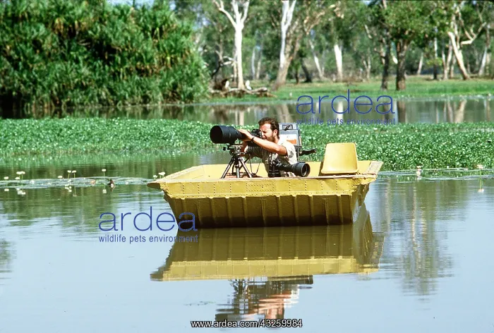 : PHOTOGRAPHER - in flat-bottom boat : PHOTOGRAPHER - in flat-bottom boat