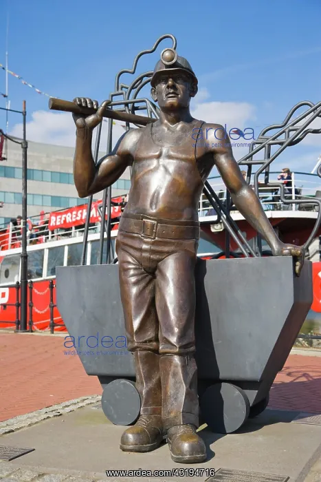 : From Pit to Port, bronze statue by John Clinch : From Pit to Port, bronze statue by John Clinch