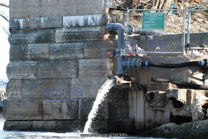 : Polluted Water Pouring into Newtown Creek, NYC : Polluted Water Pouring into Newtown Creek, NYC