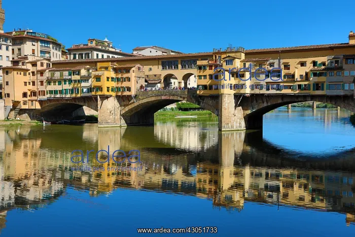 : The Ponte Vecchio bridge over the River Arno, Florence : The Ponte Vecchio bridge over the River Arno, Florence