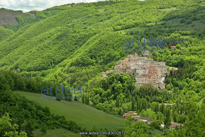 : Preci surrounded by woodland Monti Sibillini, Italy : Preci surrounded by woodland Monti Sibillini, Italy