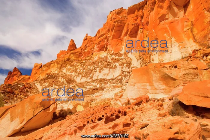  : Rainbow Valley - colourful rock formation with