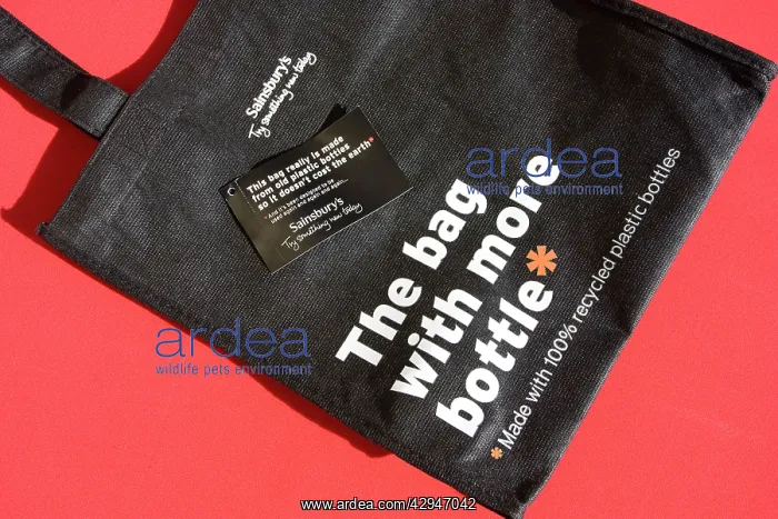 : Re-use shopping bags made from old plastic bottles : Re-use shopping bags made from old plastic bottles
