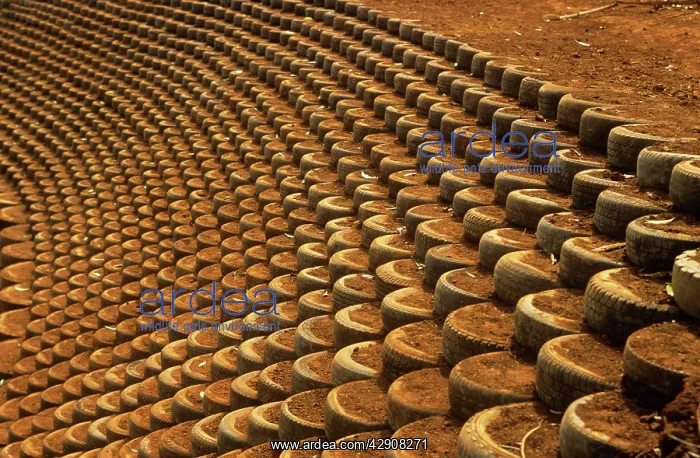  : Recycling car tyres to stop erosion - A Japanese technique