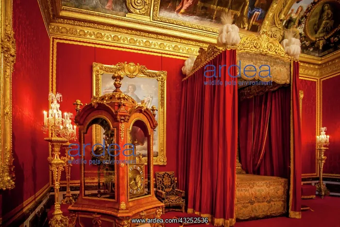  : Red bed chamber at Chateau de Versailles