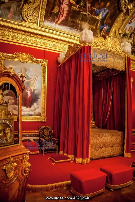 : Red bed chamber at Chateau de Versailles : Red bed chamber at Chateau de Versailles