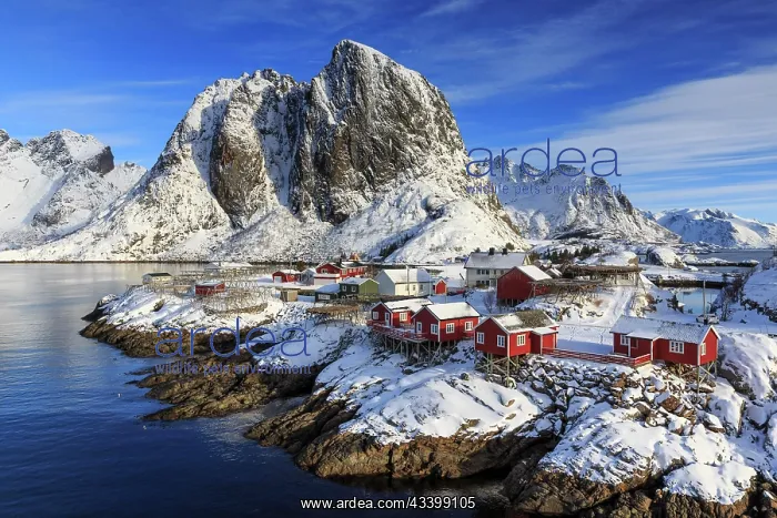 : Red rorbuer in winter, fishermens cabins, snow-covered : Red rorbuer in winter, fishermens cabins, snow-covered
