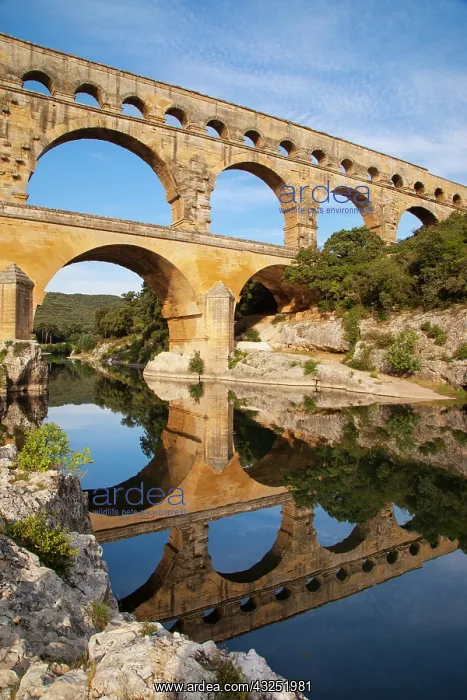 : Roman bridge and aqueduct, Pont du Gard : Roman bridge and aqueduct, Pont du Gard
