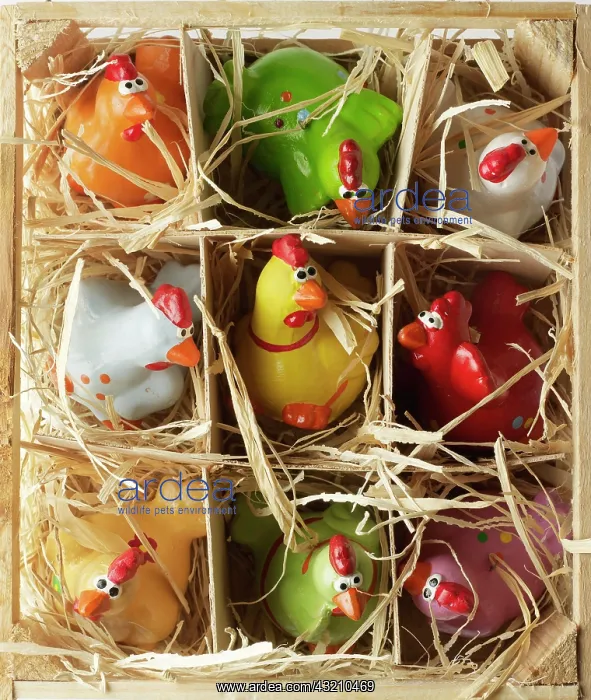 : Roosters made of ceramic in a wooden box with straw : Roosters made of ceramic in a wooden box with straw