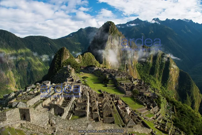 : Ruins, the Inca city of Machu Picchu with Huayna : Ruins, the Inca city of Machu Picchu with Huayna