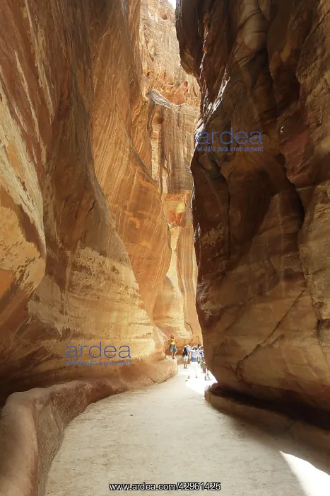  : Ruins - Petra - Jordan - with tourists