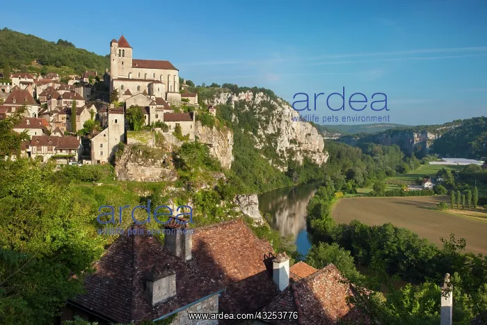 : Saint-Cirq-Lapopie in the Lot Valley, Midi-Pyrenees : Saint-Cirq-Lapopie in the Lot Valley, Midi-Pyrenees