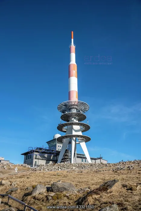 : Sendemast auf dem Brocken, daneben alter Fernsehturm : Sendemast auf dem Brocken, daneben alter Fernsehturm