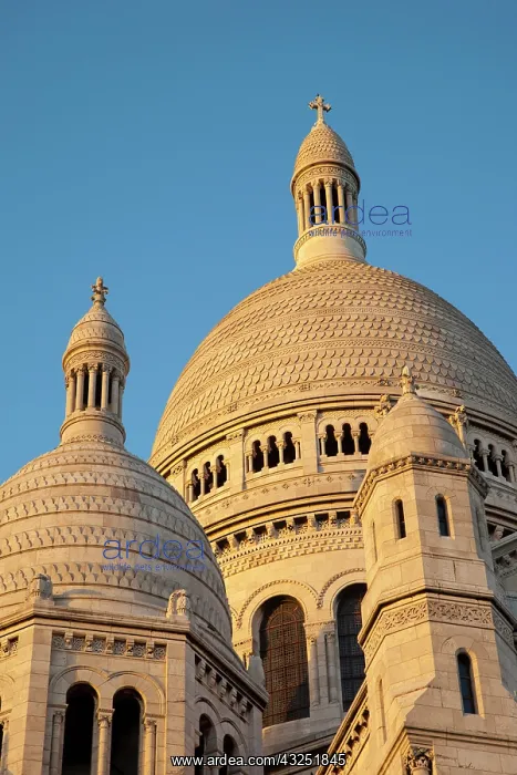 : Setting sunlight on Basilique du Sacre Coeur : Setting sunlight on Basilique du Sacre Coeur