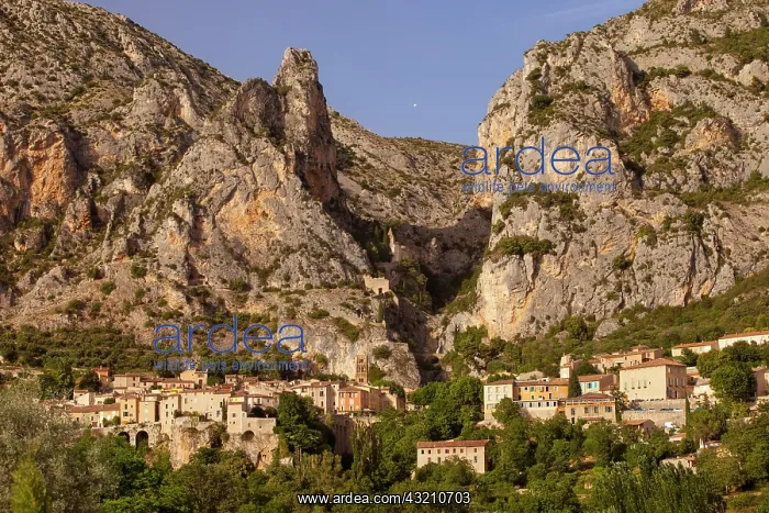 : Setting sunlight over Moustier-Sainte-Marie : Setting sunlight over Moustier-Sainte-Marie