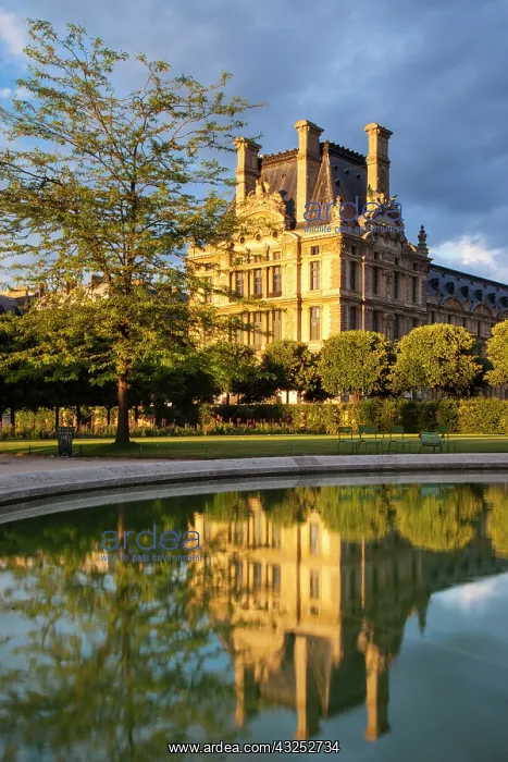 : Setting sunlight on Musee du Louvre and : Setting sunlight on Musee du Louvre and