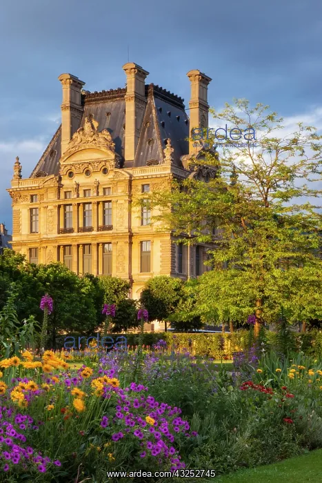 : Setting sunlight on Musee du Louvre and : Setting sunlight on Musee du Louvre and