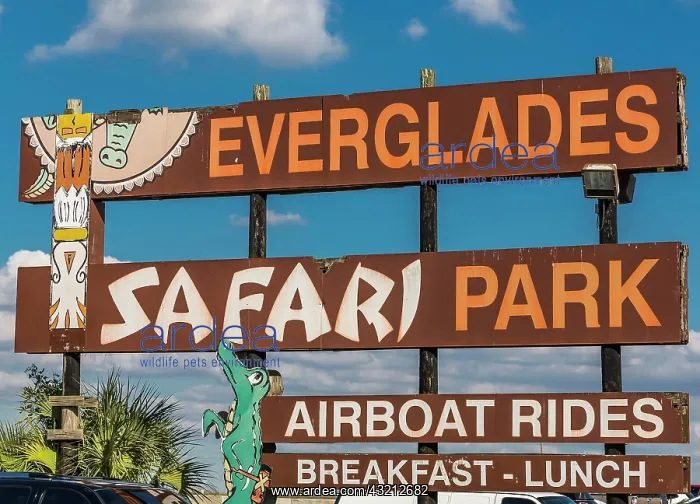 : Sign Everglades Safari Park, Airboat Rides, Propeller : Sign Everglades Safari Park, Airboat Rides, Propeller