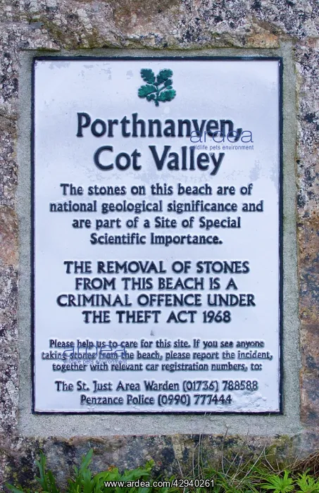 : Sign - 'Removal of stones is a criminal offenceI : Sign - 'Removal of stones is a criminal offenceI