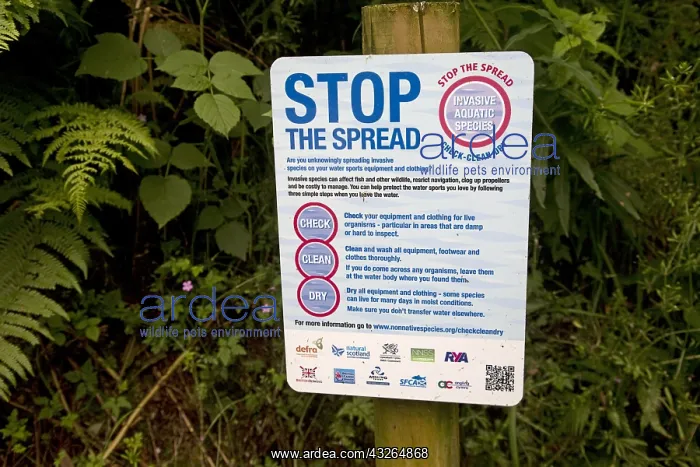 : Sign stop the spread of invasive aquatic species : Sign stop the spread of invasive aquatic species