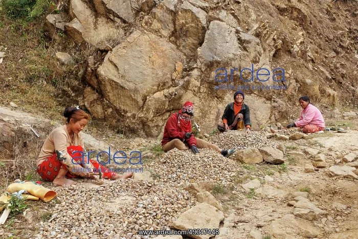 : Singalila, Jamuna village, women breaking stones : Singalila, Jamuna village, women breaking stones