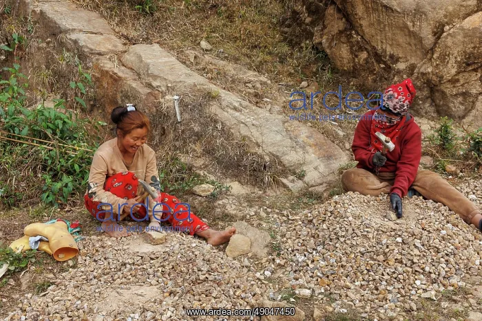 : Singalila, Jamuna village, women breaking stones : Singalila, Jamuna village, women breaking stones