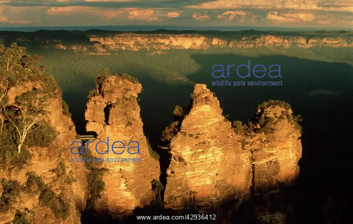 : The Three Sisters from Echo Point, Katoomba. Blue : The Three Sisters from Echo Point, Katoomba. Blue