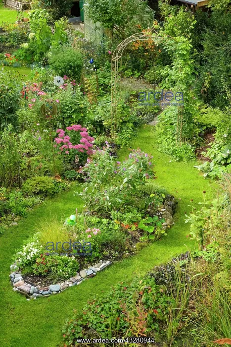 : Small garden of a townhouse in early autumn, Geretsried : Small garden of a townhouse in early autumn, Geretsried