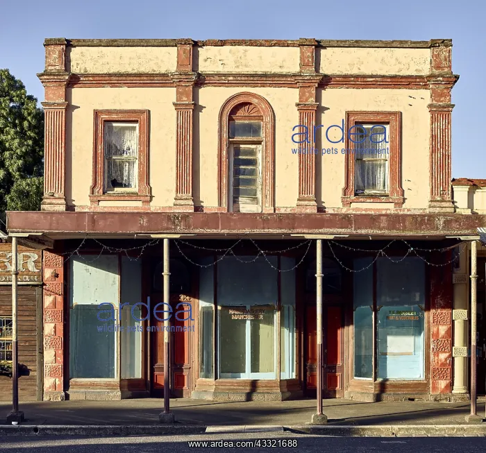 : The small historic township of Clunes lies half-way : The small historic township of Clunes lies half-way