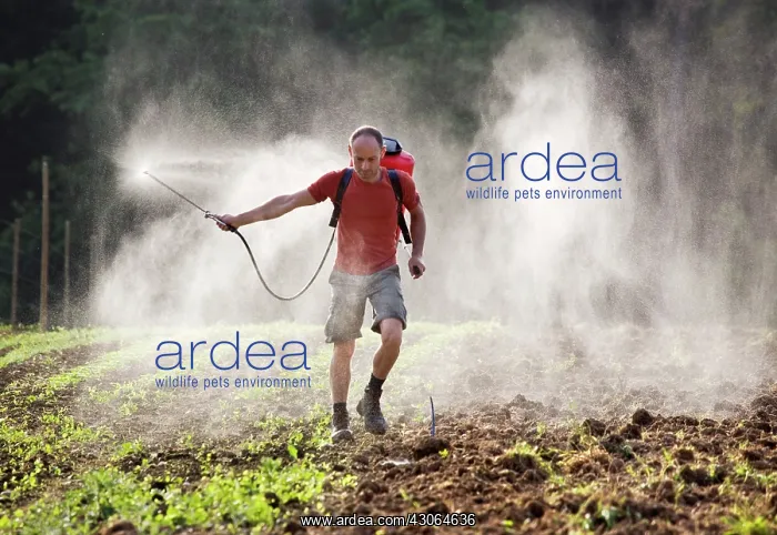 : Spraying fertiliser : Spraying fertiliser