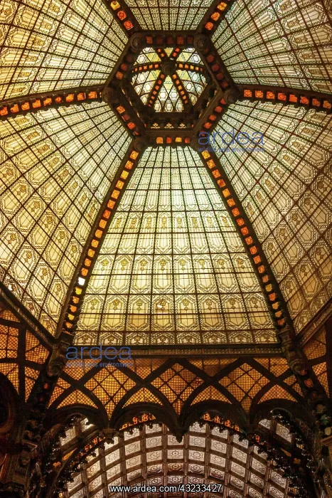 : Stained glass ceiling inside Ferenciek Tere (Square : Stained glass ceiling inside Ferenciek Tere (Square