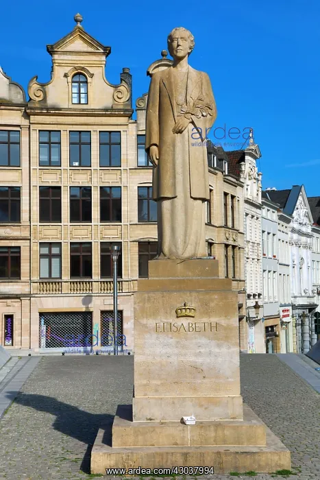 : Statue of Elisabeth of Bavaria, Queen of Belgium : Statue of Elisabeth of Bavaria, Queen of Belgium