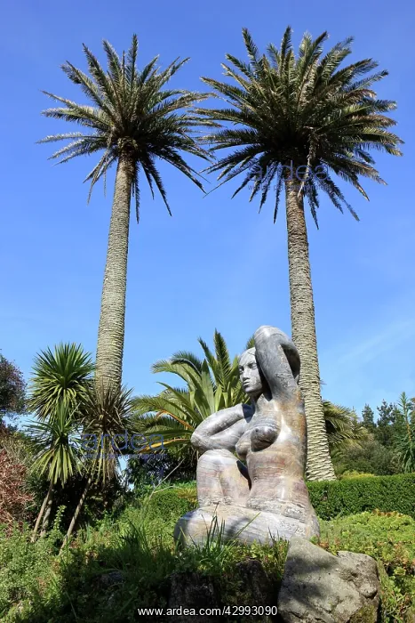 : Statue of Gaia by sculptor David Wynne : Statue of Gaia by sculptor David Wynne