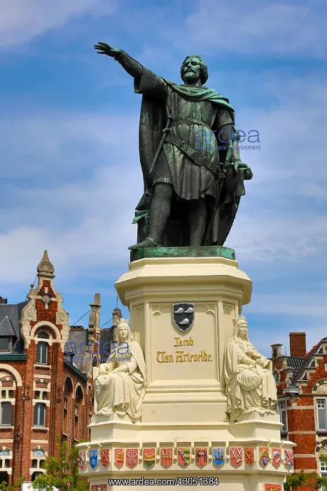 : Statue of Jacob van Artevelde in the Vrigdagmarkt : Statue of Jacob van Artevelde in the Vrigdagmarkt