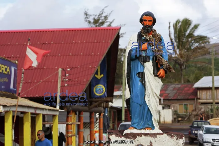 : Statue of St Peter in Hanga Roa, principal town : Statue of St Peter in Hanga Roa, principal town