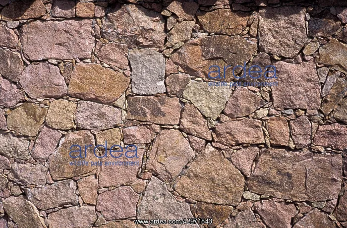  : Stone wall