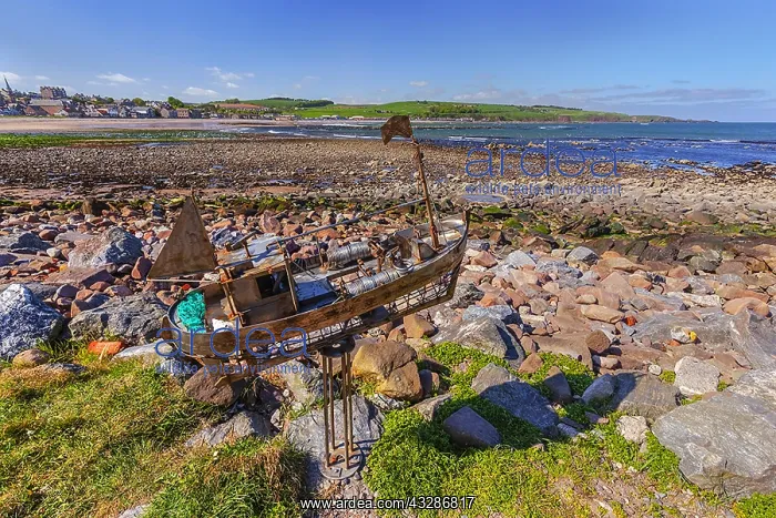 : Stonehaven beach - sculpture on sandy Stonehaven : Stonehaven beach - sculpture on sandy Stonehaven