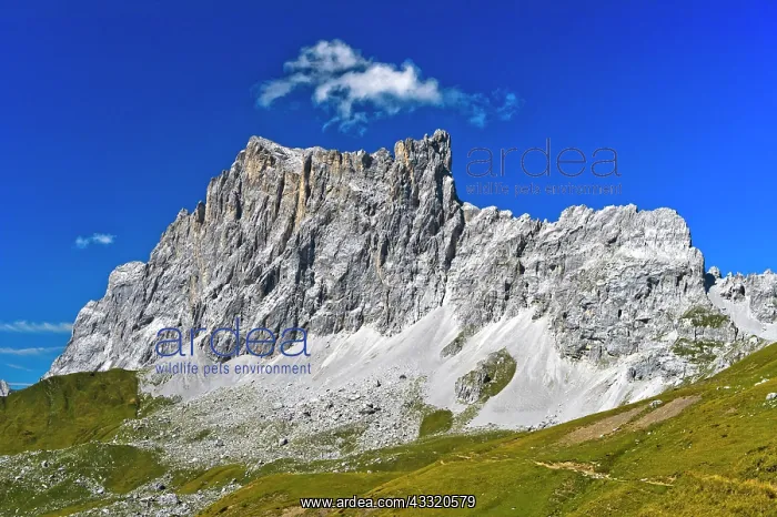 : Summit Three Towers, also Dri T&, x32b6c814;hree : Summit Three Towers, also Dri T&, x32b6c814;hree