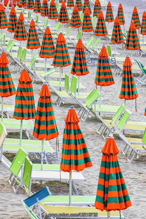 : Sunbeds and umbrellas at the beach di Fegina in