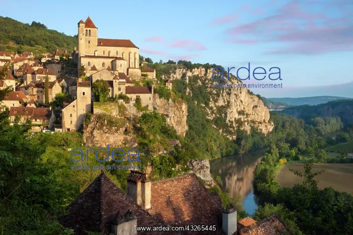 : Sunrise over Saint-Cirq-Lapopie in the Lot : Sunrise over Saint-Cirq-Lapopie in the Lot