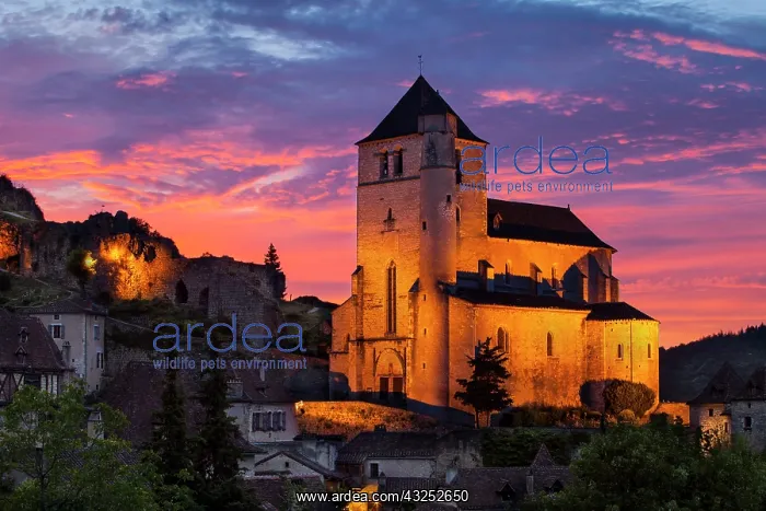 : Sunset over hilltop town of Saint Cirq Lapopie : Sunset over hilltop town of Saint Cirq Lapopie