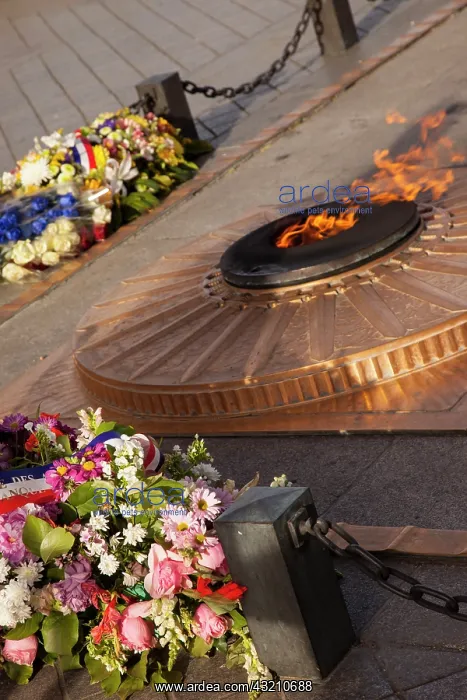 : Tomb of the Unknown Soldier beneath the : Tomb of the Unknown Soldier beneath the