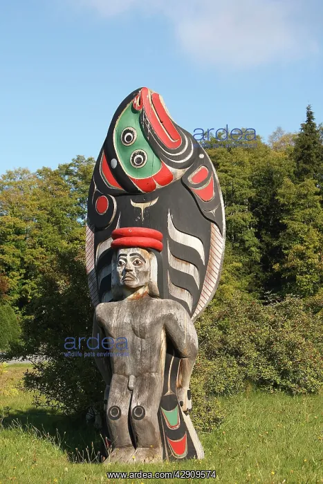 : Totem Pole - tribute to Kwakwaka'wakw Indians : Totem Pole - tribute to Kwakwaka'wakw Indians