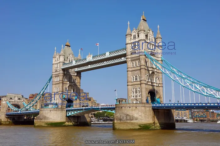  : Tower Bridge on the River Thames, London