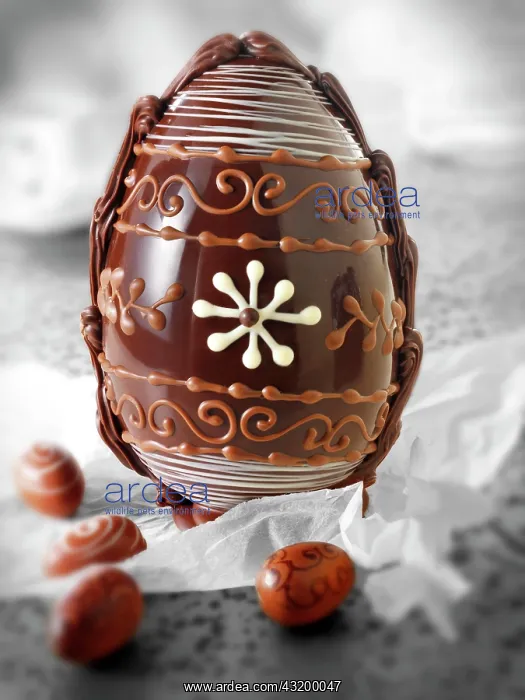  : Traditional chocolate Easter egg