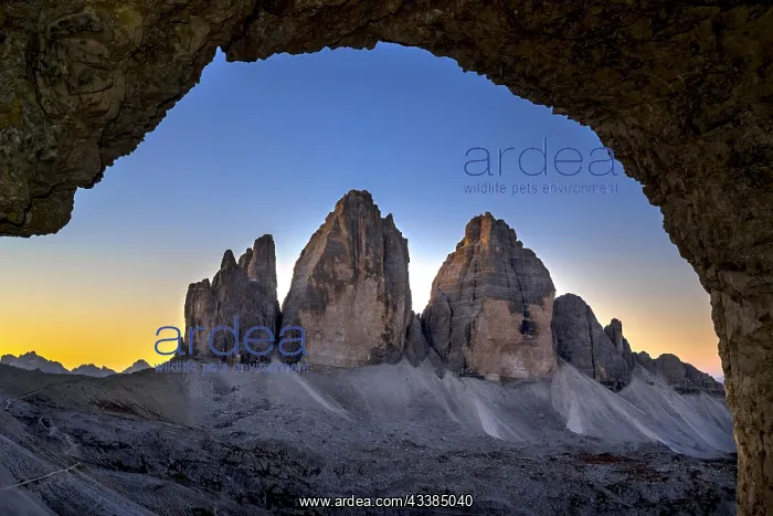: Tre Cime di Lavaredo, Drei Zinnen, three distinctive m : Tre Cime di Lavaredo, Drei Zinnen, three distinctive m