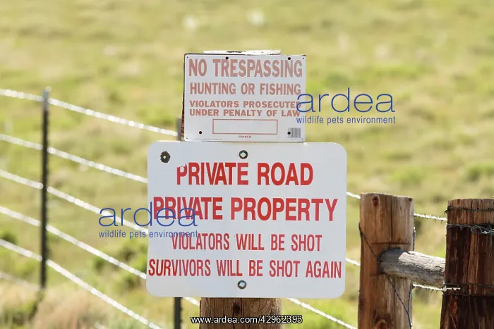 : No Trespassing sign : No Trespassing sign