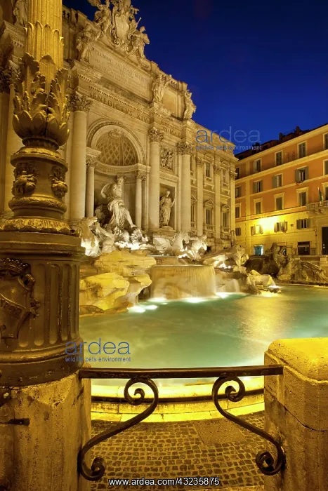 : The Trevi Fountain at twilight, Rome, Lazio : The Trevi Fountain at twilight, Rome, Lazio
